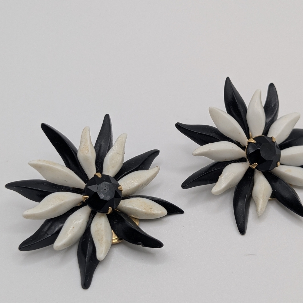 4 Pairs of Vintage Mid-century Clip and Screw Back Black Vintage Earrings - Picture 5 of 6